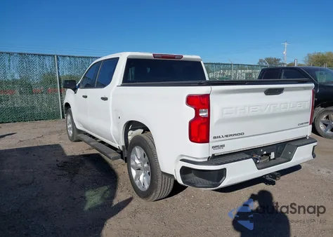 2021 Chevrolet Silverado 1500 2Wd Short Bed Custom z USA, uszkodzony, nr VIN 1GCPWBEK4MZ338313